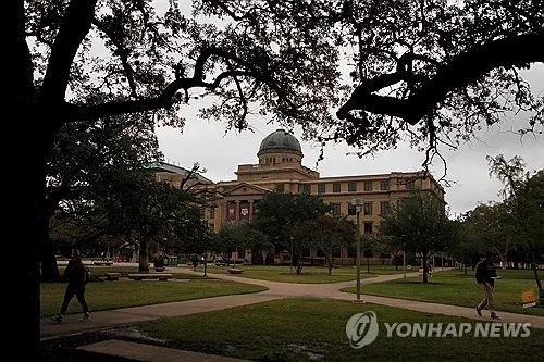 U.S. mulling US$100,000 fee for foreign students hoping to work after graduation: WSJ