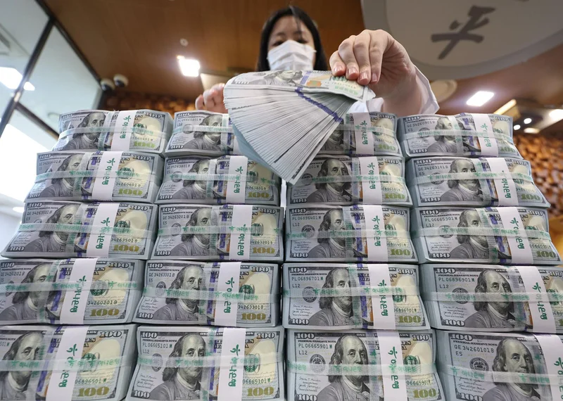 Won tests foothold in 1,400s as dollar risks linger