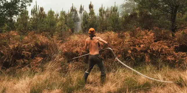 On the front lines with firefighters and volunteers defending Bordeaux from a monster fire