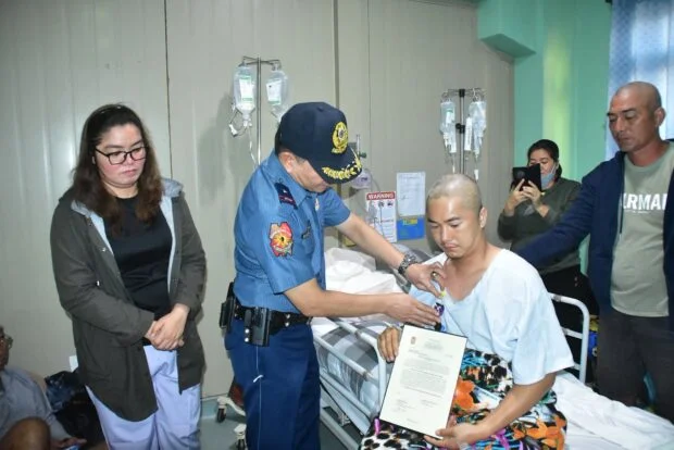 Wounded Caraga cop receives bravery medal, financial aid