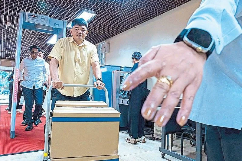 Defense mum as Marcos OKs opening of VP’s tax records