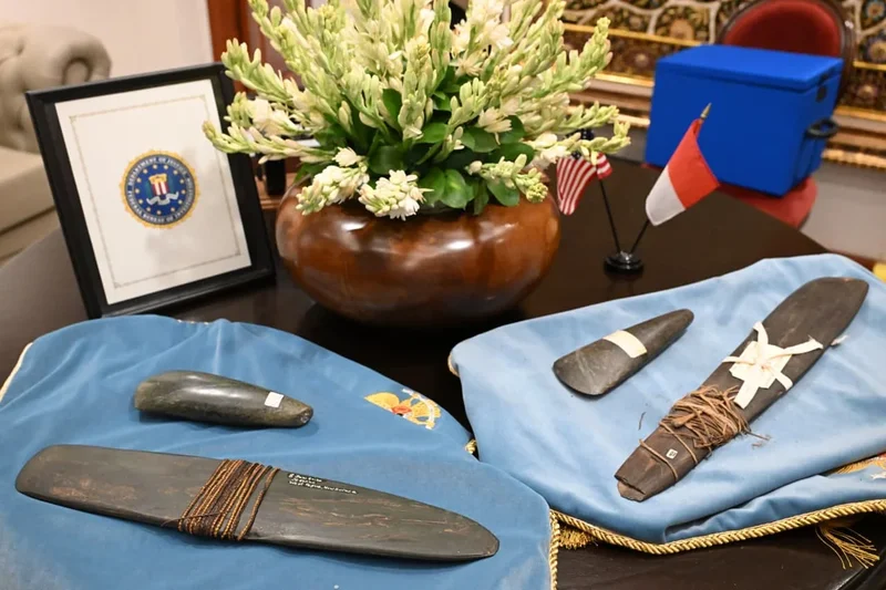 FBI chief returns looted Papuan artefacts to Indonesia