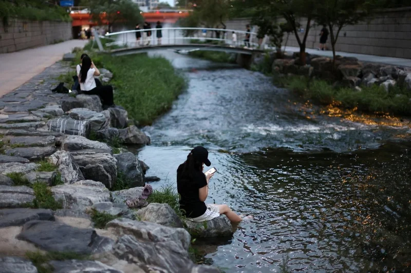 Crackdown targets unruly behavior along Cheonggye Stream