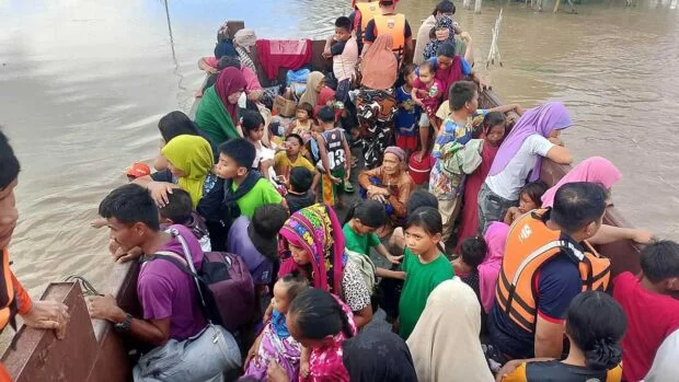 Maguindanao del Sur LGUs rescue civilians trapped by floods