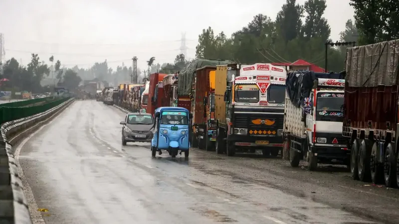 Amid rain &amp; fresh landslides, Jammu-Srinagar NH closure enters Day 3