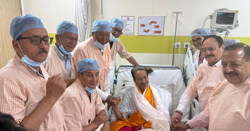 Activist Sonam Wangchuk breaks fast after 26 days in presence of Union ministers