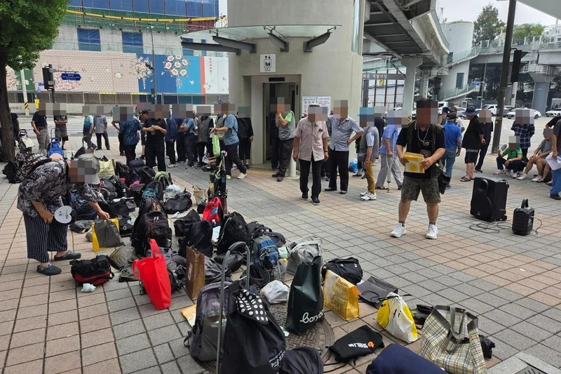 Free meal center near Seoul Station shows another side of Seoul