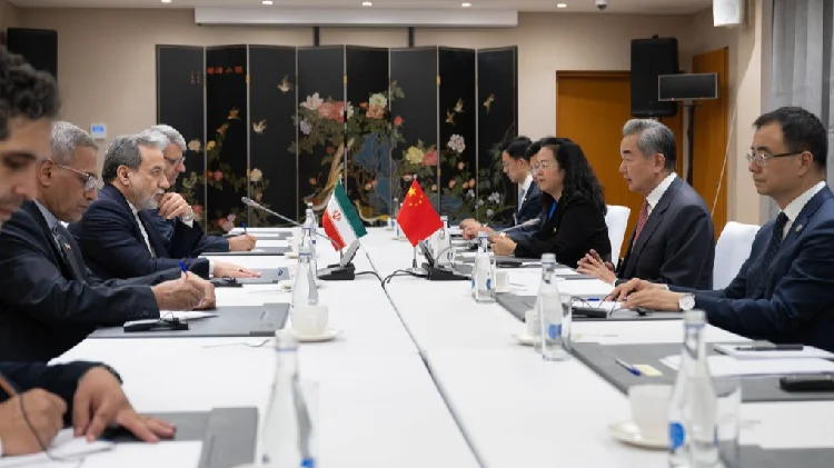 Chinese FM meets Iranian counterpart, urges resumption of negotiations