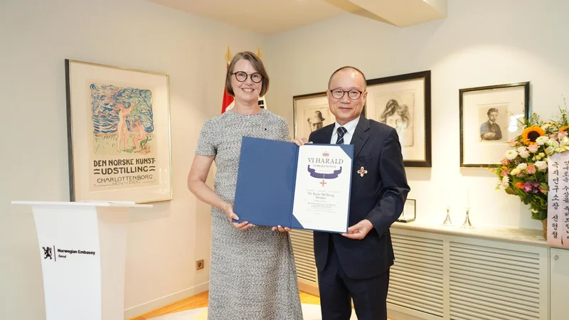 Korean polar scientist receives Norwegian order of merit for Arctic cooperation