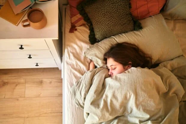 Jetting off for a vacation? How to eat and drink to minimize jet lag