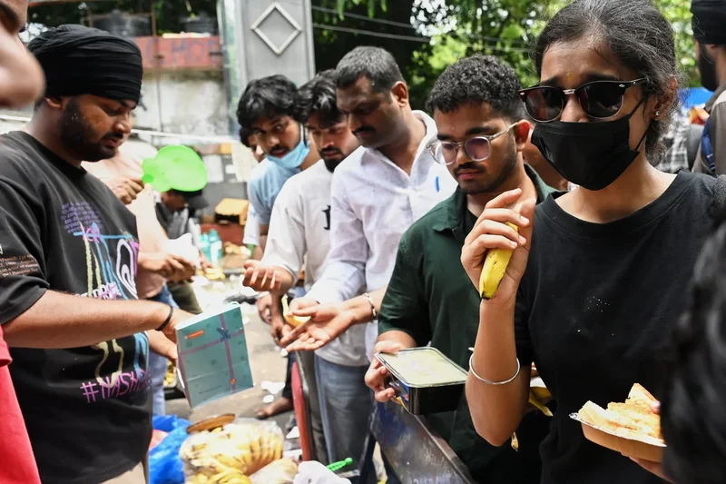 Supporters across India send food via delivery apps to sustain the 'Cockroach' protest