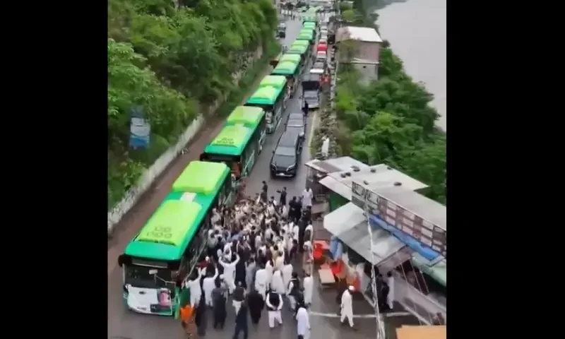 PML-N's 'gift' of e-buses arrives in Muzaffarabad as AJK Election Commission warns against violating electoral code
