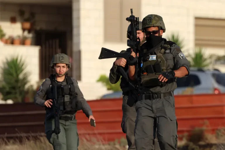 Israeli soldiers raid 20 towns and villages in the West Bank