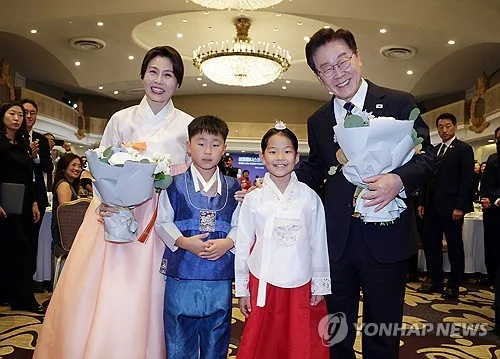 Lee says emergence of AI era offers S. Korea new opportunity