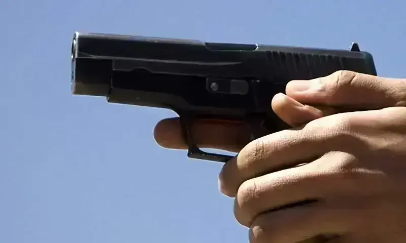 Police constable martyred, 2 suspected robbers killed in shootout in Karachi's Orangi Town: police