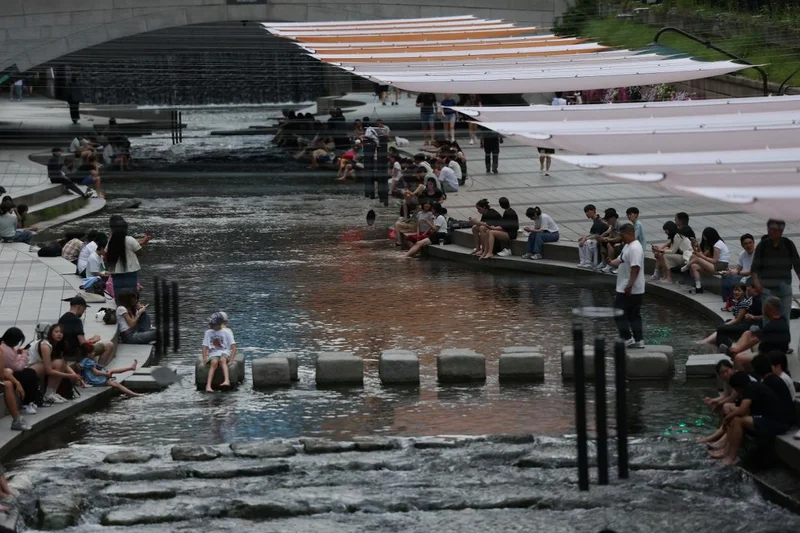 Seoul invites sweltering city dwellers to dip their feet in Cheonggye Stream