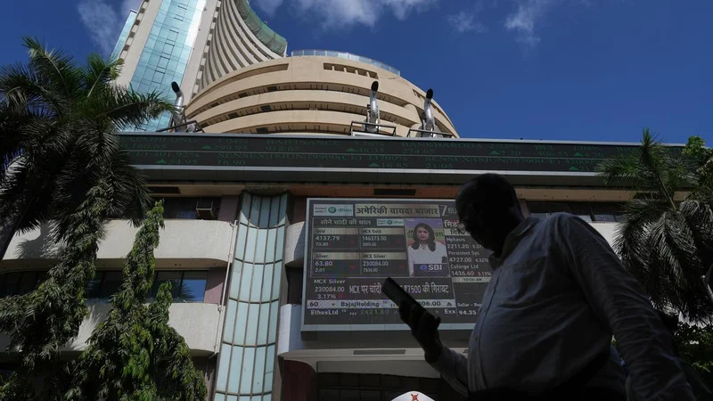 Stock markets trade in positive territory led by IT firms, foreign fund inflows