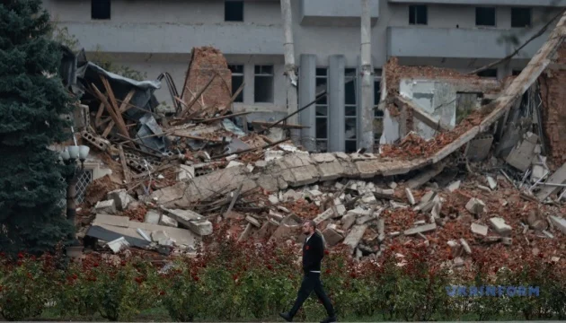 Russian forces drop ten glide bombs on Kherson, seven injured