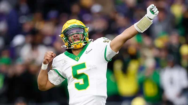 Oregon Ducks tight end reveals unique (and smelly) way quarterback Dante Moore bonds with teammates