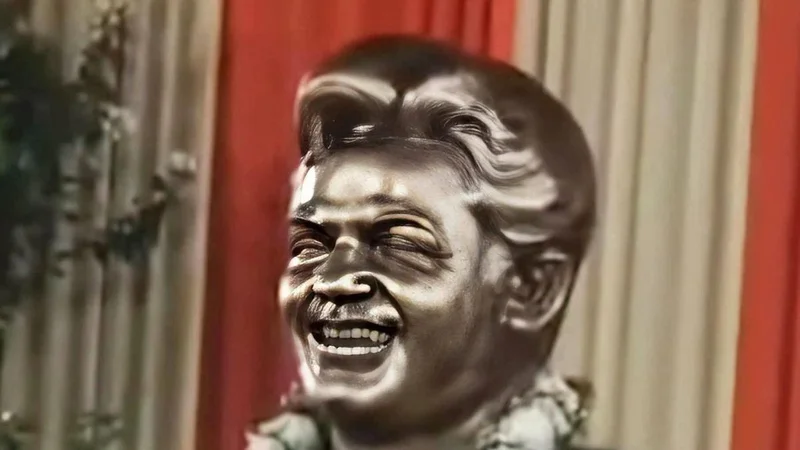 New sculpture of celebrated actor Uttam Kumar in Kolkata draws flak from artists