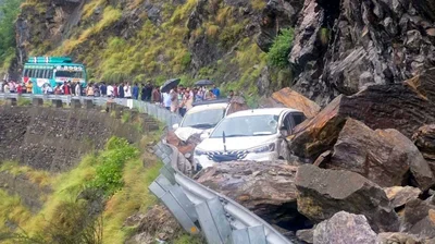 बादल फटने के बाद खिलौनों की तरह बहीं गाड़ियां, J-K में दो दिन में 23 की मौत
