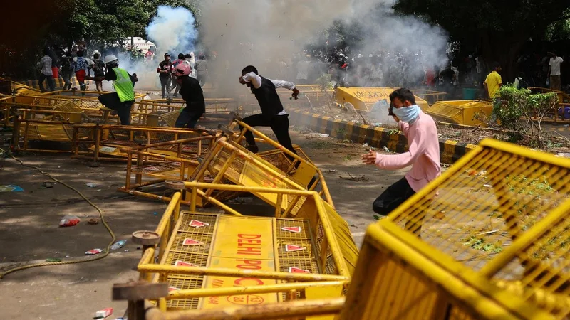 Special CP, two officers injured in stone-pelting at Jantar Mantar after Pradhan's resignation