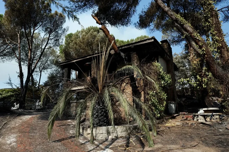 Spanish wildfires intrude on holidaying foreign visitors