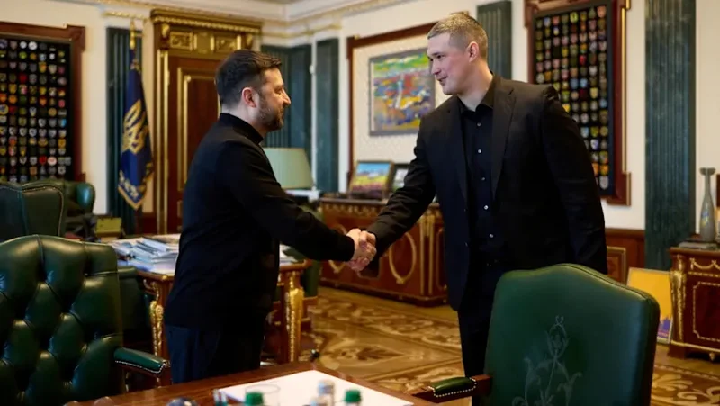 Ukraine's ousted defence minister pushes for return