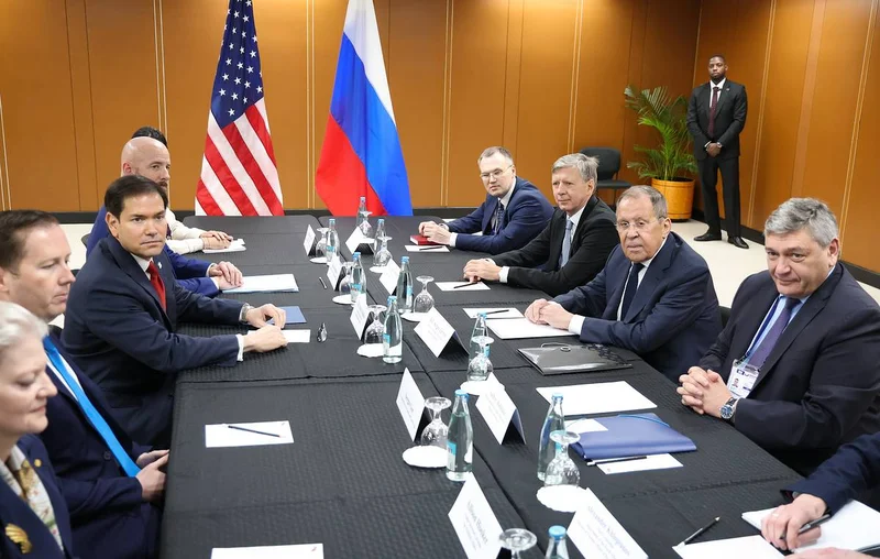 Press review: US moves to tweak Ukraine strategy as EU rolls out new Russia sanctions