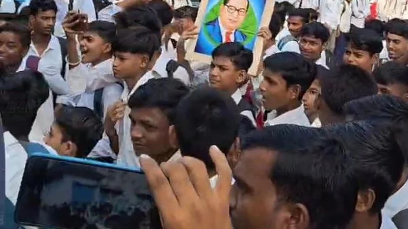 Echoes of Jantar Mantar in U.P. as ‘Gen Alpha’ school students stage protest for basic facilities