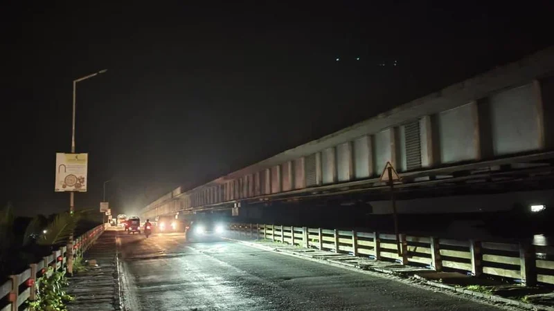 Defunct street lights along Chettuva bridge in Thrissur, Kerala, raise safety concerns