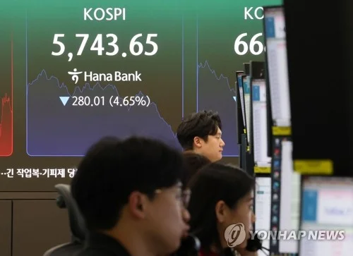 Seoul shares turn lower late Wed. morning on tech losses