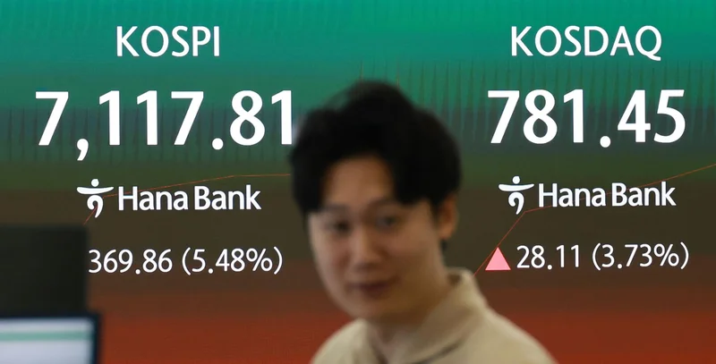 Seoul stocks extend gains late Wed. morning on tech buying
