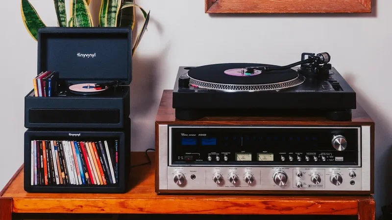 There’s Now A Tiny Record Player For Your Tiny Vinyl