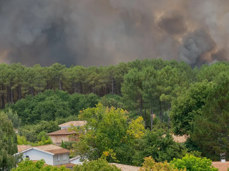 France wildfires force evacuation of over 20,000 people from tourist town