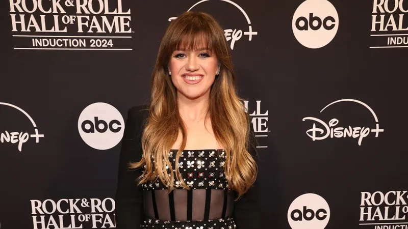 Kelly Clarkson’s New Song Becomes A Fast Top 10 — But It’s Not A True Smash Yet