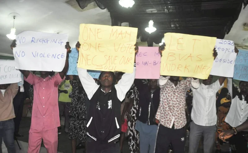 Osun Guber: Protesters storm INEC stakeholders’ meeting, boo Osun CP