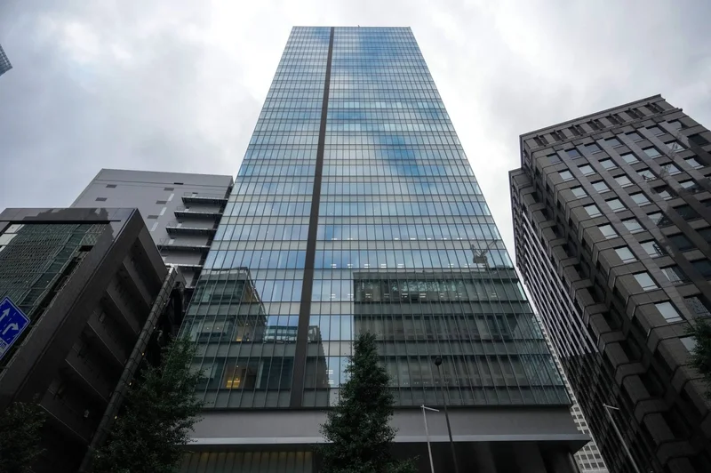 A Russian spy, suddenly cast into the spotlight, flees Japan