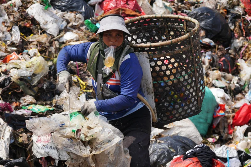 Indonesia plan to cut landfill methane alters trash picker livelihoods