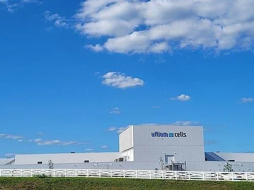 (LEAD) LG Energy swings to Q2 loss on EV market slowdown