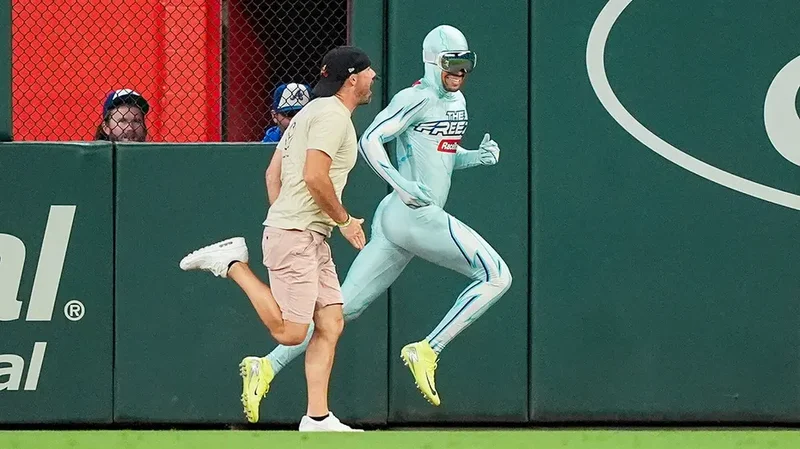 Atlanta Braves fan taunts The Freeze with a blown kiss and gets passed in spectacular fashion