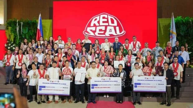 La Union honors top LGUs for disaster resilience