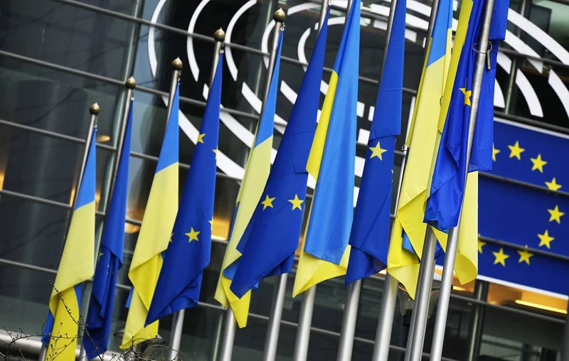 EU pledges 8.3 bln euros to Kiev, approves set of requirements