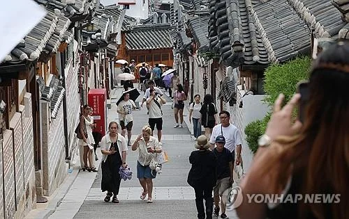 Foreign tourists' spending in Seoul surges more than 50 pct in H1: data