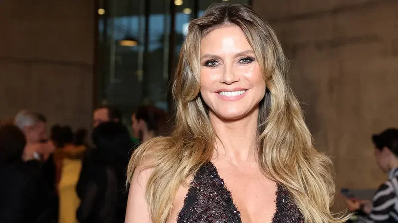 Heidi Klum ditches bikini top, covers up with potato chip bag on beach vacation