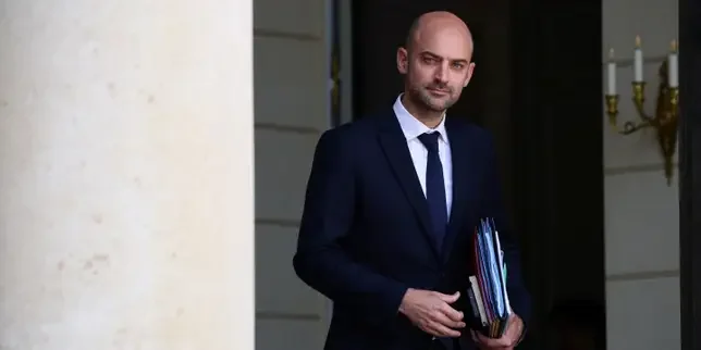 After two diplomats were violently detained in Tehran, France expresses concern for its nationals in Iran