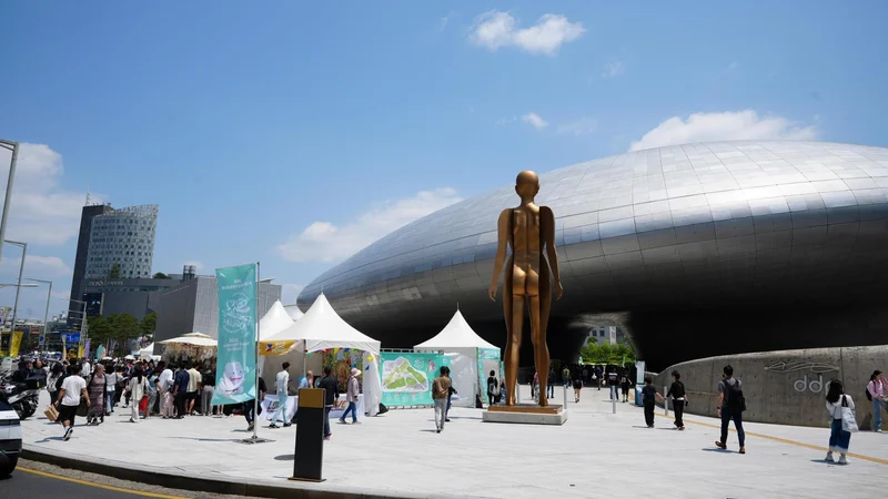 Foreign tourists increasingly flock to Seoul's markets, hiking spots