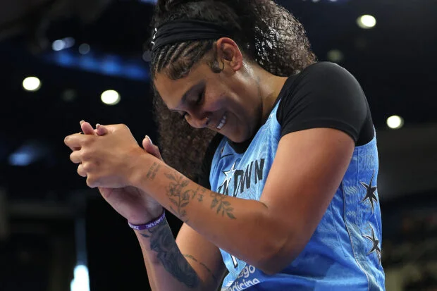 WNBA scores: Cardoso scores 18 in 4th quarter as Sky overcome Sun