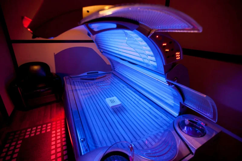Dermatologists sound the alarm as tanning becomes trendy again