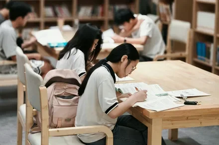 Free AI chatbots are disrupting China’s expensive college counseling industry